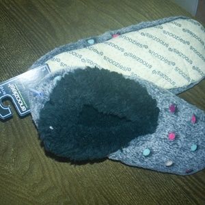 "Snoozie" house slippers size large